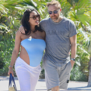 Sa compagne a accouché d'un petit garçon à Miami
Exclusif - David Guetta et sa compagne Jessica Ledon, enceinte, passent une journée à la plage pour partager des moments complices en attendant l'arrivée de leur premier enfant. Miami Beach le 26 février 2024. 