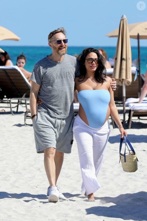 Exclusif - David Guetta et sa compagne Jessica Ledon, enceinte, passent une journée à la plage pour partager des moments complices en attendant l'arrivée de leur premier enfant.
