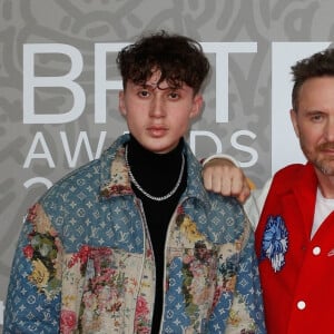 David Guetta et son fils Elvis au photocall de la cérémonie des Brit Awards 2023 à l'O2 Arena à Londres le 11 février 2023. 