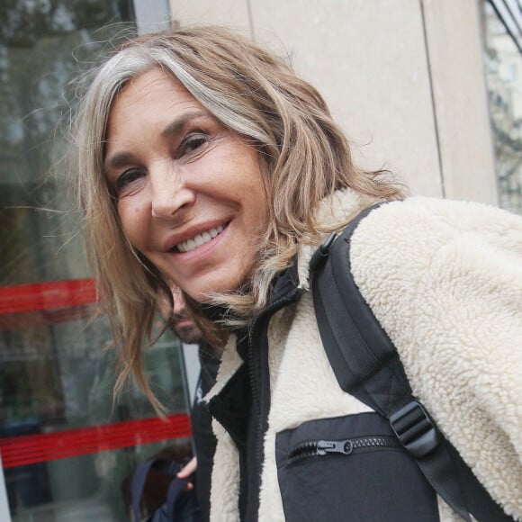 Alors qu'elle devait monter sur scène, son musicien n'est pas venu !
Exclusif - Zazie à la sortie des studios de radio RTL à Paris. Le 1er décembre 2022 © Jonathan Rebboah / Panoramic / Bestimage 