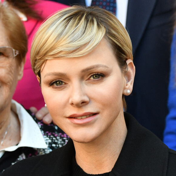 Charlene et Albert ont mis le cap sur l'Alsace le temps d'une journée
Le prince Albert II de Monaco et la princesse Charlene ont remis des cadeaux aux anciens dans la cadre des festivités liés aux fêtes de Noël, au siège de la Croix-Rouge à Monaco © Bruno Bebert/Bestimage 