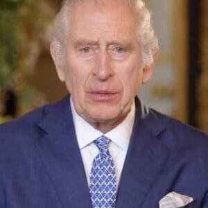 Après les spéculations au sujet de la santé de Kate Middleton et le scandale de la photo retouchée, c'est au tour du roi Charles III d'être pris pour cible. 
Première vidéo publique du roi Charles III depuis l'annonce de son cancer, diffusée lors du Commonwealth Day à Westminster.