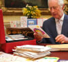 De quoi pousser les ambassades du Royaume-Uni en Russie et en Ukraine à prendre la parole. 
Le roi Charles III d'Angleterre, lit les messages reçus à Buckingham Palace à Londres, après le diagnostic sur son cancer, le 23 février 2024.