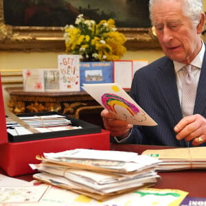 De quoi pousser les ambassades du Royaume-Uni en Russie et en Ukraine à prendre la parole. 
Le roi Charles III d'Angleterre, lit les messages reçus à Buckingham Palace à Londres, après le diagnostic sur son cancer, le 23 février 2024.