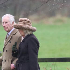 Le roi Charles III d'Angleterre et Camilla Parker Bowles, reine consort d'Angleterre, à la sortie de la messe du dimanche en l'église Sainte-Marie Madeleine à Sandringham. Le 18 février 2024