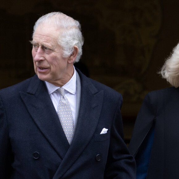 Le roi Charles III d'Angleterre quitte l'hôpital avec la reine consort Camilla après y avoir subi une opération de la prostate. Londres, le 29 janvier 2024.