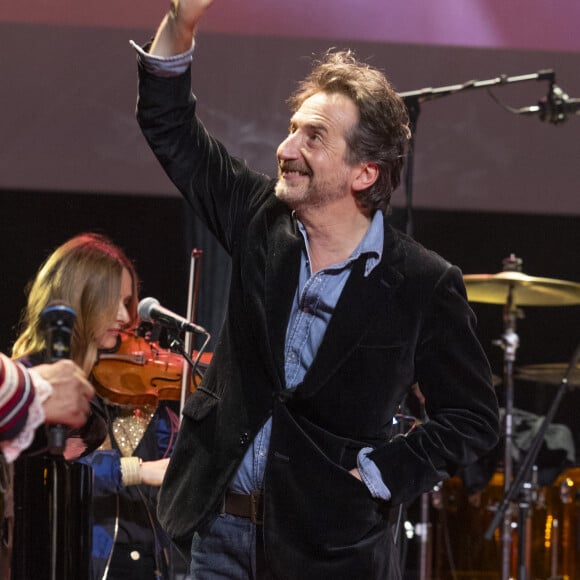 Edouard Baer au concert du gala des 20 ans de la fondation Recherche Alzheimer "2 générations chantent pour la 3ème" à l'Olympia à Paris le 18 mars 2024. © Cyril Moreau / Bestimage 