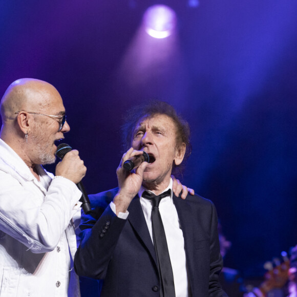 Pascal Obispo, Alain Souchon au concert du gala des 20 ans de la fondation Recherche Alzheimer "2 générations chantent pour la 3ème" à l'Olympia à Paris le 18 mars 2024. © Cyril Moreau / Bestimage 