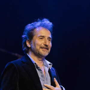 Edouard Baer au concert du gala des 20 ans de la fondation Recherche Alzheimer "2 générations chantent pour la 3ème" à l'Olympia à Paris le 18 mars 2024. © Cyril Moreau / Bestimage 