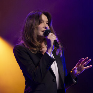 Carla Bruni au concert du gala des 20 ans de la fondation Recherche Alzheimer "2 générations chantent pour la 3ème" à l'Olympia à Paris le 18 mars 2024. © Cyril Moreau / Bestimage 