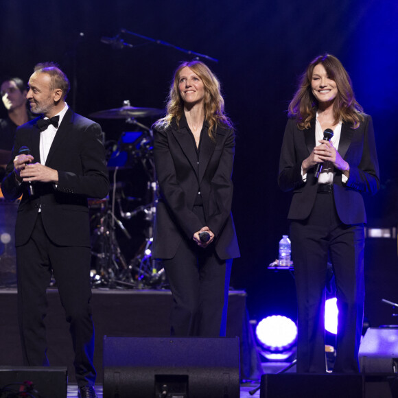 Une soirée placée sous le signe de la joie, de la bonne humeur et de l'émotion !
Pierre Souchon et son Frère Charles Souchon (Ours), Alain Souchon, Sandrine Kiberlain, Carla Bruni au concert du gala des 20 ans de la fondation Recherche Alzheimer "2 générations chantent pour la 3ème" à l'Olympia à Paris le 18 mars 2024. © Cyril Moreau / Bestimage 