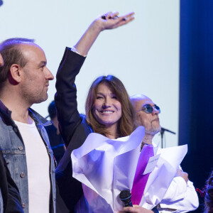 Carla Bruni au concert du gala des 20 ans de la fondation Recherche Alzheimer "2 générations chantent pour la 3ème" à l'Olympia à Paris le 18 mars 2024. © Cyril Moreau / Bestimage 