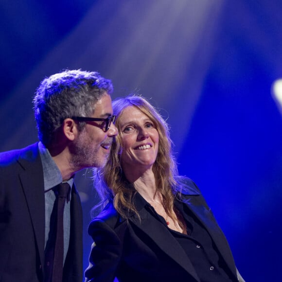 Manu Payet (parrain de la soirée), Sandrine Kiberlain au concert du gala des 20 ans de la fondation Recherche Alzheimer "2 générations chantent pour la 3ème" à l'Olympia à Paris le 18 mars 2024. © Cyril Moreau / Bestimage 