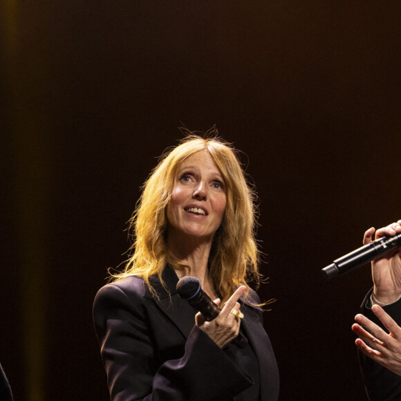 Edouard Baer, Sandrine Kiberlain, Pierre Souchon au concert du gala des 20 ans de la fondation Recherche Alzheimer "2 générations chantent pour la 3ème" à l'Olympia à Paris le 18 mars 2024. © Cyril Moreau / Bestimage 