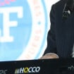 "Quand je vois Delon et Sardou qui râlent alors que..." : Un grand chanteur tacle les icônes françaises et ne mâche pas ses mots