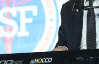 "Quand je vois Delon et Sardou qui râlent alors que..." : Un grand chanteur tacle les icônes françaises et ne mâche pas ses mots