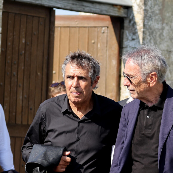 Julien Clerc et Alain Chamfort aux obsèques civiles du journaliste Gérard Leclerc au cimetière des Trois-Moutiers à Loudun, dans la Vienne, France, le 24 août 2023; dont son père avait longtemps été le maire et où il avait lui-même siégé au conseil municipal. Le journaliste est mort dans un accident d'avion touristique qui s'est écrasé le 15 août. © Dominique Jacovides/Bestimage 