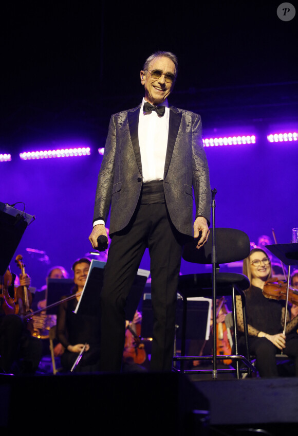 Exclusif - Alain Chamfort "Dandy Symphonique" en concert au Grand Rex à Paris. Le 23 mars 2022 © Denis Guignebourg / Bestimage 