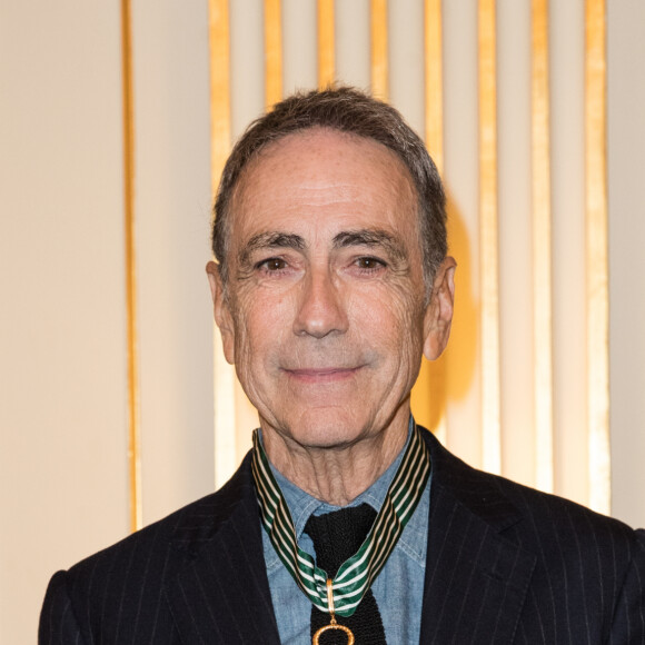 Egalement pour avoir bien vécu avec l'argent de sa carrière. 
Alain Chamfort (Commandeur dans l'Ordre des Arts et des Lettres) - Remise de décorations au ministère de la Culture à Paris le 30 octobre 2019. © Cyril Moreau/Bestimage