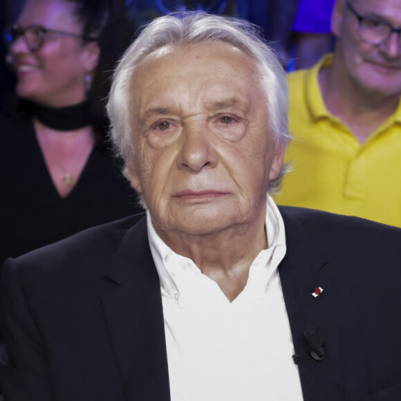 Michel Sardou râleur ? Si peu...
Exclusif - Michel Sardou sur le plateau de l'émission Touche pas à mon poste (TPMP) présentée en direct par C.Hanouna et diffusée sur C8. © Jack Tribeca / Bestimage 