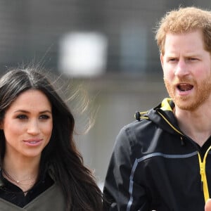 Leurs profils apparaissent désormais derrière celui du prince Andrew, tête couronnée décriée
Le prince Harry et sa fiancée Meghan Markle lors d'une rencontre avec des athlètes des Invictus Games à l'université de Bath le 6 avril 2018. 