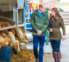 Des images une nouvelle fois truquées ?
Le prince William et Catherine Kate Middleton lors d'une visite de la ferme Teagasc Research Farm dans le comté de Meath, Irlande le 4 mars 2020.
