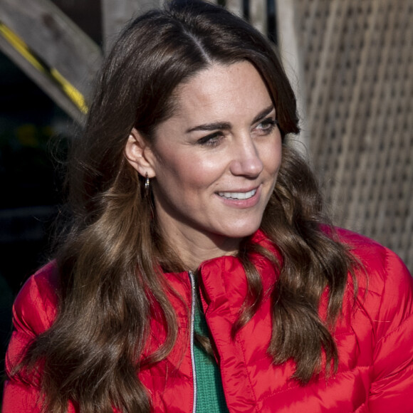 "The Sun" a publié une vidéo de l'apparition surprise de Kate Middleton.
Kate Catherine Middleton a participé aux activités caritatives de Noël avec les familles et les enfants lors de sa visite à la "Peterley Manor Farm" à Buckinghamshire.