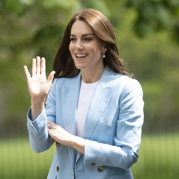 Non, assure TMZ qui a aussi mis en ligne la vidéo.
Catherine (Kate) Middleton, princesse de Galles, à la rencontre du public du concert du couronnement près du château de Windsor, le 7 mai 2023. Au lendemain du sacre du roi d'Angleterre et de la reine consort à l'abbaye de Westminster, 20.000 personnes sont venues assister à ce concert-événement avec L.Richie et K.Perry en tête d'affiche. 
