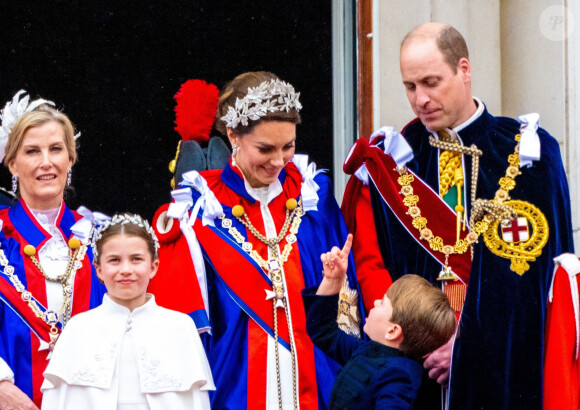 Sophie, duchesse d'Edimbourg, la princesse Charlotte de Galles, le prince Louis de Galles, le prince William, prince de Galles, et Catherine (Kate) Middleton, princesse de Galles, - La famille royale britannique salue la foule sur le balcon du palais de Buckingham lors de la cérémonie de couronnement du roi d'Angleterre à Londres le 5 mai 2023. 