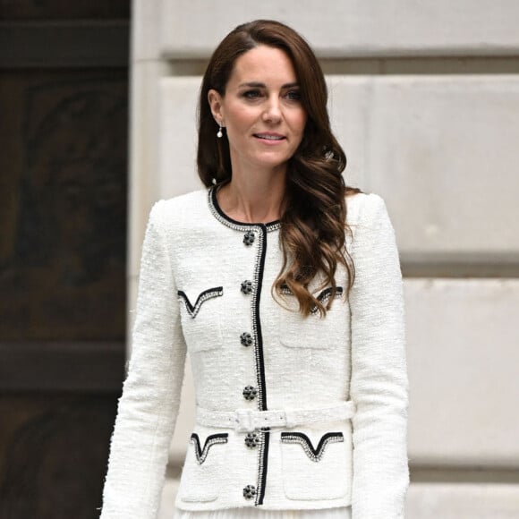 "Là, elle est amincie, considérablement !"
Catherine (Kate) Middleton, princesse de Galles, arrive à la réouverture de la National Portrait Gallery à Londres, Royaume-Uni, le 20 juin 2023, à la suite d'un programme de rénovation de trois ans. La galerie a subi une transformation majeure depuis la fermeture de ses portes en mars 2020, la plus importante depuis l'ouverture du bâtiment il y a 127 ans. 