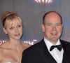 En 2012, elle portait un serre-tête et une robe noire et dorée
Archives : Charlene de Monaco au Bal de la Rose 2012