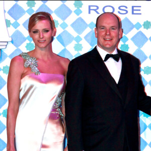 Un an plus tard en 2013, Charlene de Monaco était arrivée au bras de son époux parée d'une impressionnante parure de cou et d'une robe Ralph Lauren
Archives : Charlene de Monaco au Bal de la Rose