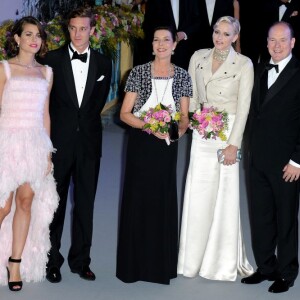 En 2013, elle portait une impressionnante parure de cou 
La princesse Charlene de Monaco, vêtue d'une robe Ralph Lauren, est restée couverte sur le tapis rouge du Sporting de Monte-Carlo, samedi 23 mars 2013, à son arrivée au Bal de la Rose avec le prince Albert et la princesse Caroline