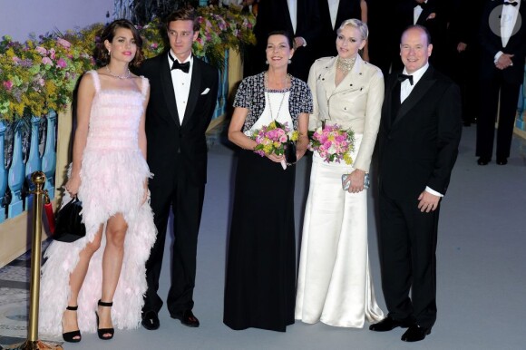 En 2013, elle portait une impressionnante parure de cou 
La princesse Charlene de Monaco, vêtue d'une robe Ralph Lauren, est restée couverte sur le tapis rouge du Sporting de Monte-Carlo, samedi 23 mars 2013, à son arrivée au Bal de la Rose avec le prince Albert et la princesse Caroline