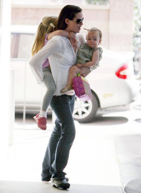 Jennifer Garner en compagnie de ses filles Seraphina et Violet (16 mars 2010 à Los Angeles)