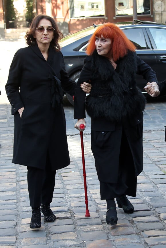 Sonia Rykiel et sa fille Nathalie - Arrivées aux obsèques de Régine Deforges en l'église Saint-Germain-des-Prés à Paris.