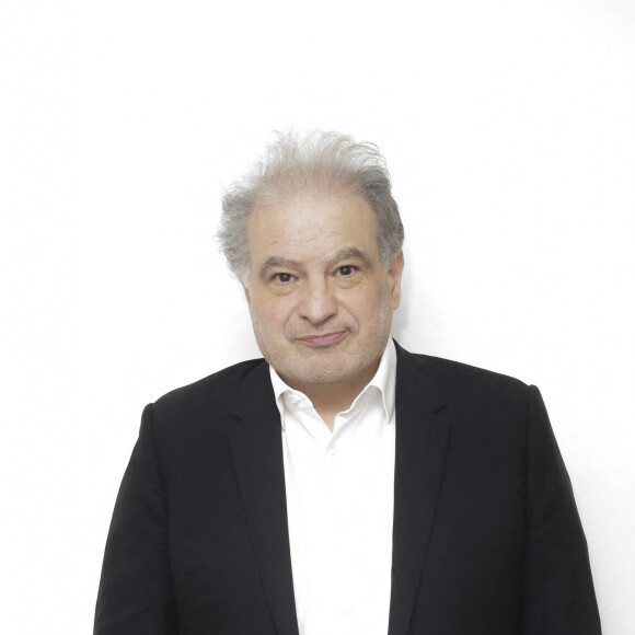 Travaillant avec sa femme Christine Eymeric, le papa de Fanny-Eden avait de temps en temps droit à des remontrances de celle-ci qui faisait toujours en sorte qu'il reste dans son personnage. 
Exclusif - Raphaël Mezrahi - Backstage - Enregistrement de l'émission "C'est génial, c'est que de l'amour", présentée par C.Hanouna et diffusée le 25 avril sur C8 © Jack Tribeca / Bestimage 