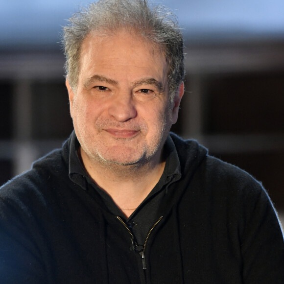 Une dispute qui a duré de très nombreuses années et qui avait été déclenchée par une de ses légendaires interviews, lorsqu'il interprétait le personnage d'Hugues Delatte.
Raphaël Mezrahi lors de l'enregistrement de l'émission "Animaux stars" présentée par Bernard Montiel sur la chaîne Animaux TV et diffusée le 2 avril 2022 à 17h30. Le 16 février 2022.