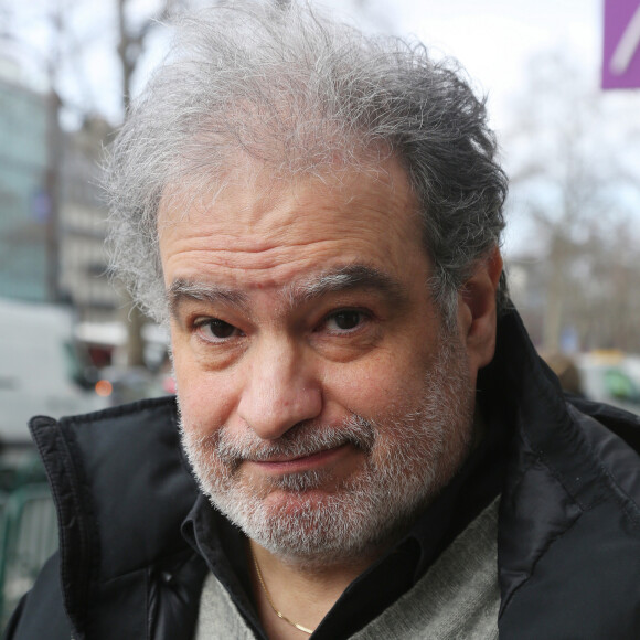 Interviewé par les journalistes de Paris Match, Raphaël Mezrahi a évoqué sa brouille avec Isabelle Mergault.
Exclusif - Raphaël Mezrahi à la sortie des studios de radio RTL à Paris. © Panoramic / Bestimage 