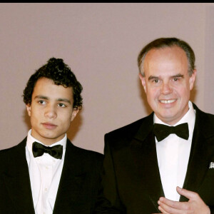 Arrivée de la soiré de cloture du Monaco Dance Forum. Au cours de ce gala de prestige seront remis les Nijinsky AwardsMonaco, le 18/12/04. Grimaldi Forum. Frédéric Mitterrand et son fils Jihed.