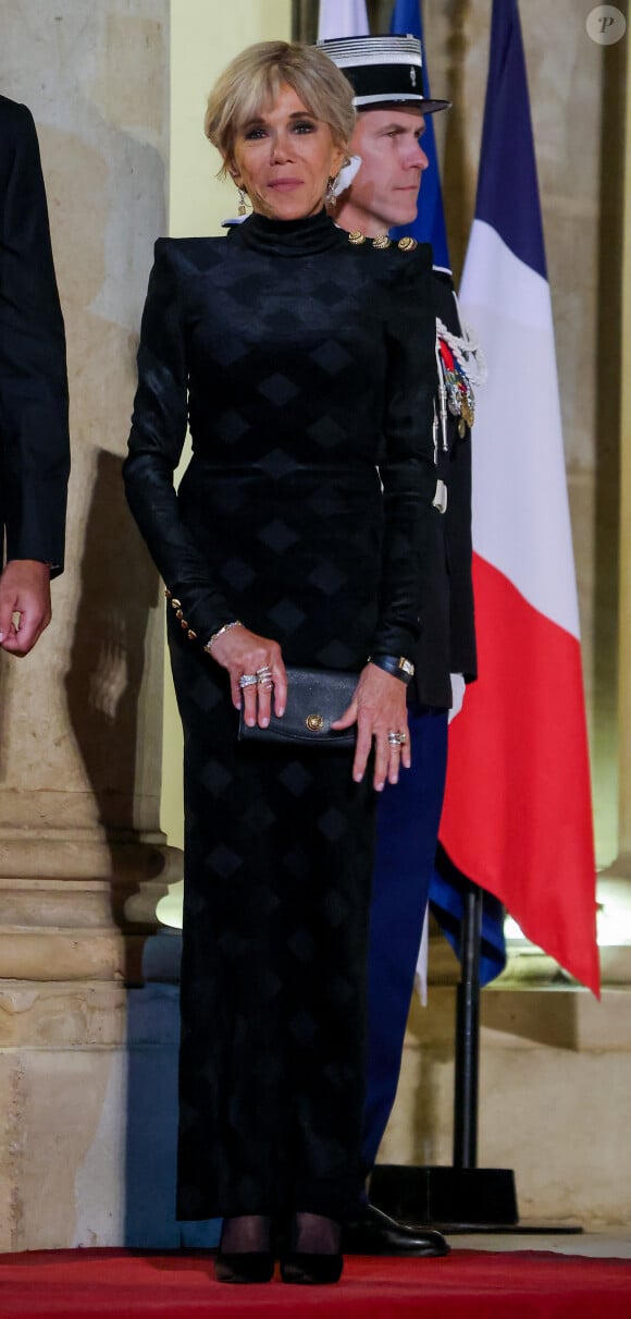 Le président de la République française et sa femme Brigitte Macron accueillent l'Emir du Qatar pour un dîner d'Etat au palais présidentiel de l'Elysée à Paris, le 27 février 2024. © Dominique Jacovides/Bestimage