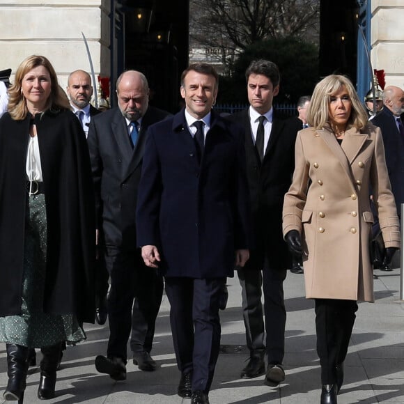 Quand elle s'est mise en couple avec Emmanuel Macron, Brigitte Macron imaginait une toute autre vie.
Yaël Braun-Pivet, Emmanuel Macron, Éric Dupond-Moretti et Brigitte Macron - Cérémonie publique de scellement de la loi constitutionnelle du 8 mars 2024 au ministère de la Justice, place Vendôme, à Paris, le 8 mars 2024. © Stéphane Lemouton/Bestimage