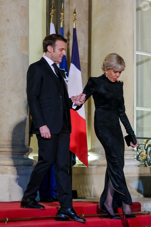 Le président de la République française Emmanuel Macron et sa femme la Première Dame Brigitte Macron accueillent l'Emir du Qatar pour un dîner d'Etat au palais présidentiel de l'Elysée à Paris, le 27 février 2024. © Dominique Jacovides/Bestimage