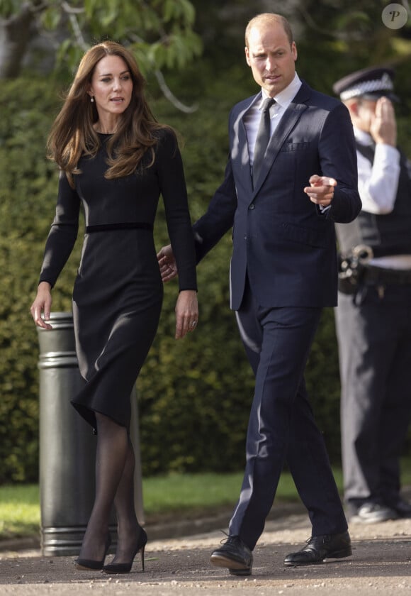 C'est main dans la main avec William à ses côtés que le terrible moment a eu lieu 
Le prince de Galles William, la princesse de Galles Kate Catherine Middleton à la rencontre de la foule devant le château de Windsor, suite au décès de la reine Elisabeth II d'Angleterre. Le 10 septembre 2022 