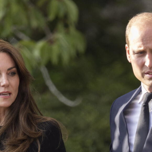 C'est main dans la main avec William à ses côtés que le terrible moment a eu lieu 
Le prince de Galles William, la princesse de Galles Kate Catherine Middleton à la rencontre de la foule devant le château de Windsor, suite au décès de la reine Elisabeth II d'Angleterre. Le 10 septembre 2022 