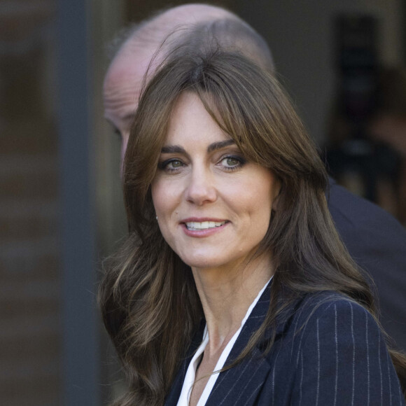 Sans doute le meilleur des remèdes qu'elle puisse espérer...
Le prince William, prince de Galles, et Catherine (Kate) Middleton, princesse de Galles, en visite au pavillon Grange à Cardiff, le 3 octobre 2023. L'objectif est de rencontrer des membres des aînés de Windrush Cymru, de Black History Cymru 365 et du Forum des jeunes des minorités ethniques du Pays de Galles, et entendre parler de la contribution de la génération Windrush à la Communauté galloise et découvrir comment les jeunes membres d'une minorité ethnique créent un changement positif au Pays de Galles. 