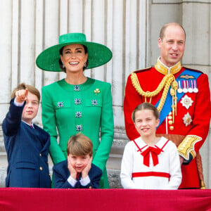 "Cela nous a pris énormément de temps d'expliquer la maladie de manière appropriée à George, Charlotte et Louis. Il fallait surtout les rassurer sur le fait que j'allais bien." 
Le prince George, le prince Louis, la princesse Charlotte, Kate Catherine Middleton, princesse de Galles, le prince William de Galles - La famille royale d'Angleterre sur le balcon du palais de Buckingham lors du défilé "Trooping the Colour" à Londres. Le 17 juin 2023