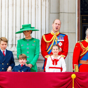 La princesse Anne, le prince George, le prince Louis, la princesse Charlotte, Kate Catherine Middleton, princesse de Galles, le prince William de Galles, le roi Charles III, la reine consort Camilla Parker Bowles - La famille royale d'Angleterre sur le balcon du palais de Buckingham lors du défilé "Trooping the Colour" à Londres. Le 17 juin 2023