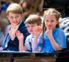 Kate Middleton est atteinte d'un cancer. Maladie qu'elle a dû annoncer à ses enfants
Le prince George de Cambridge, Le prince Louis de Cambridge, La princesse Charlotte de Cambridge - Les membres de la famille royale lors de la parade militaire "Trooping the Colour" dans le cadre de la célébration du jubilé de platine (70 ans de règne) de la reine Elizabeth II à Londres
