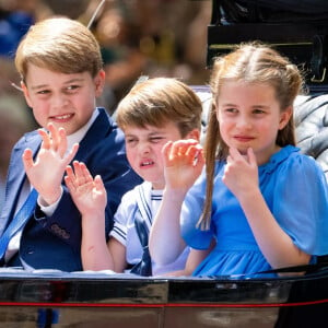 Kate Middleton est atteinte d'un cancer. Maladie qu'elle a dû annoncer à ses enfants
Le prince George de Cambridge, Le prince Louis de Cambridge, La princesse Charlotte de Cambridge - Les membres de la famille royale lors de la parade militaire "Trooping the Colour" dans le cadre de la célébration du jubilé de platine (70 ans de règne) de la reine Elizabeth II à Londres